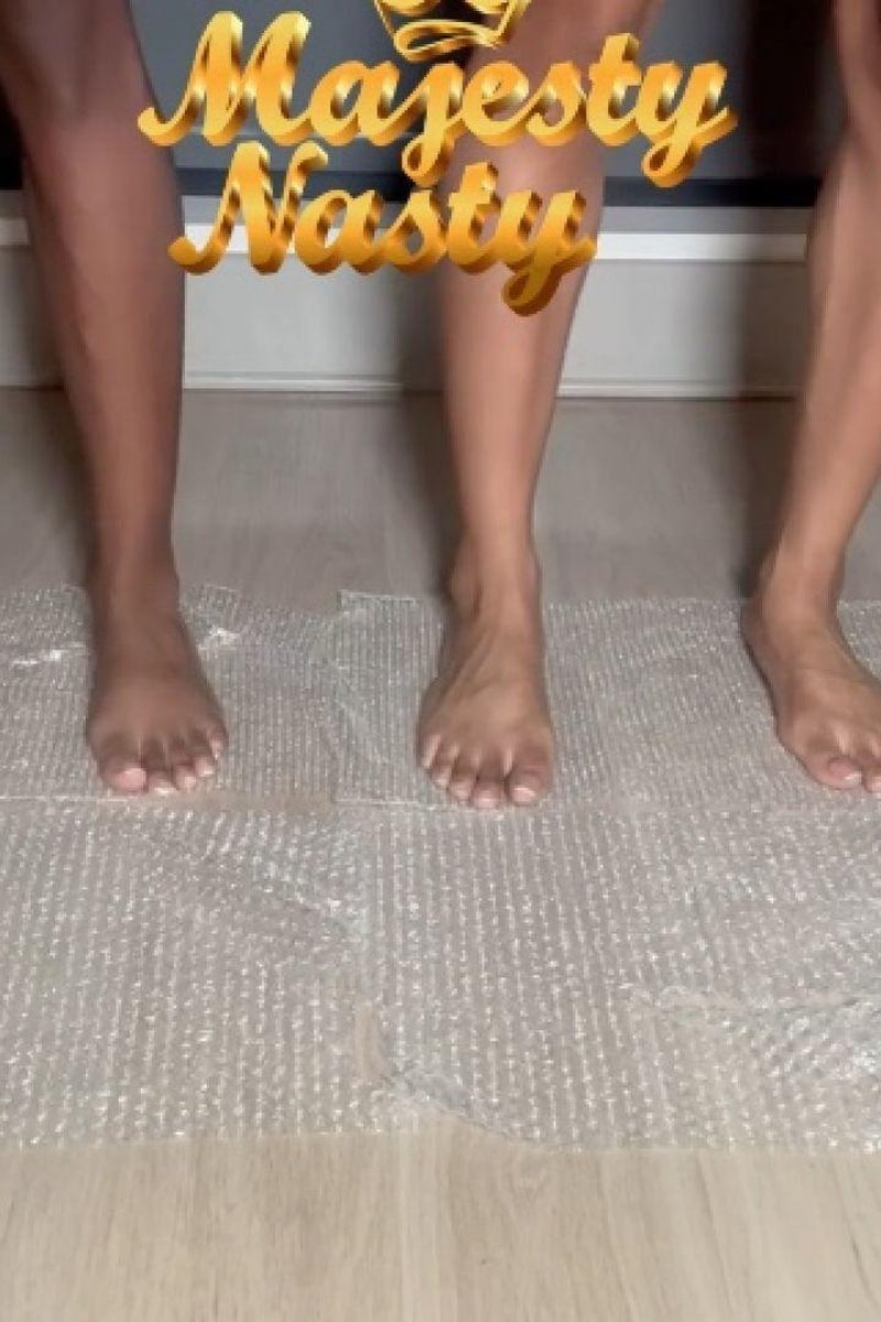 Bubble Wrap Toe Popping - Screenshot 1 of 4 - Black