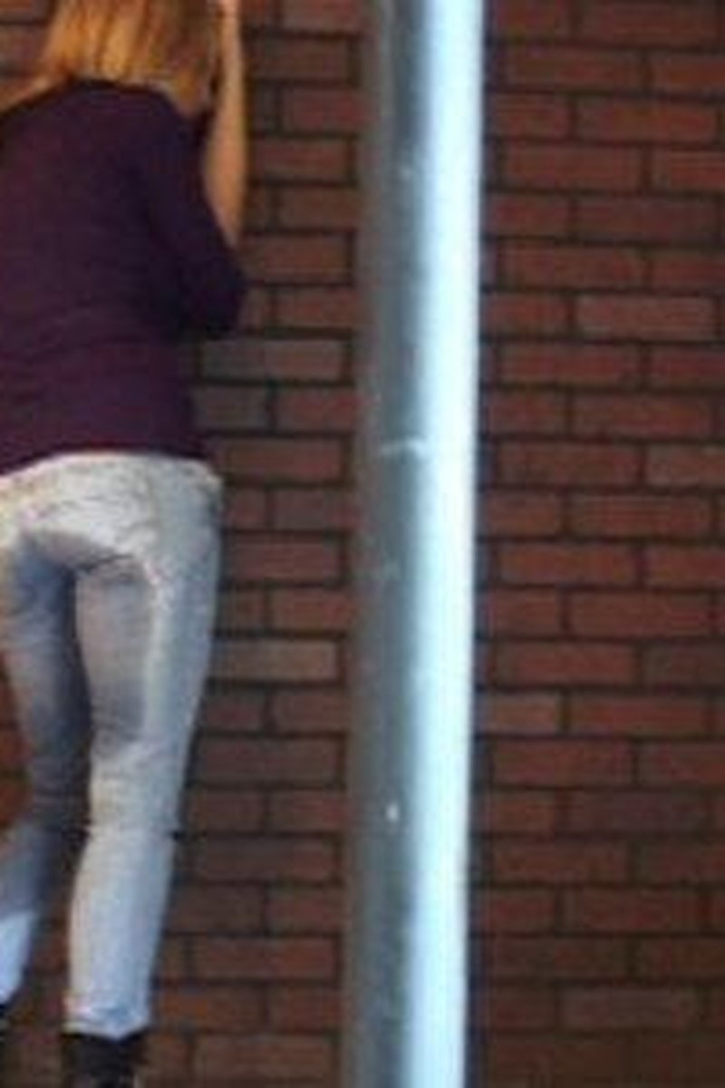 Holding Cell 2 - Screenshot 1 of 4 - Blond Hair