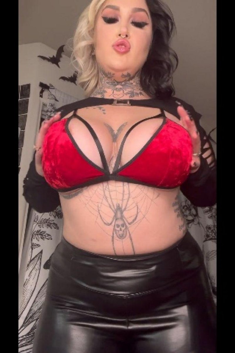 Ultimate Striptease - Screenshot 1 of 4 - Goth