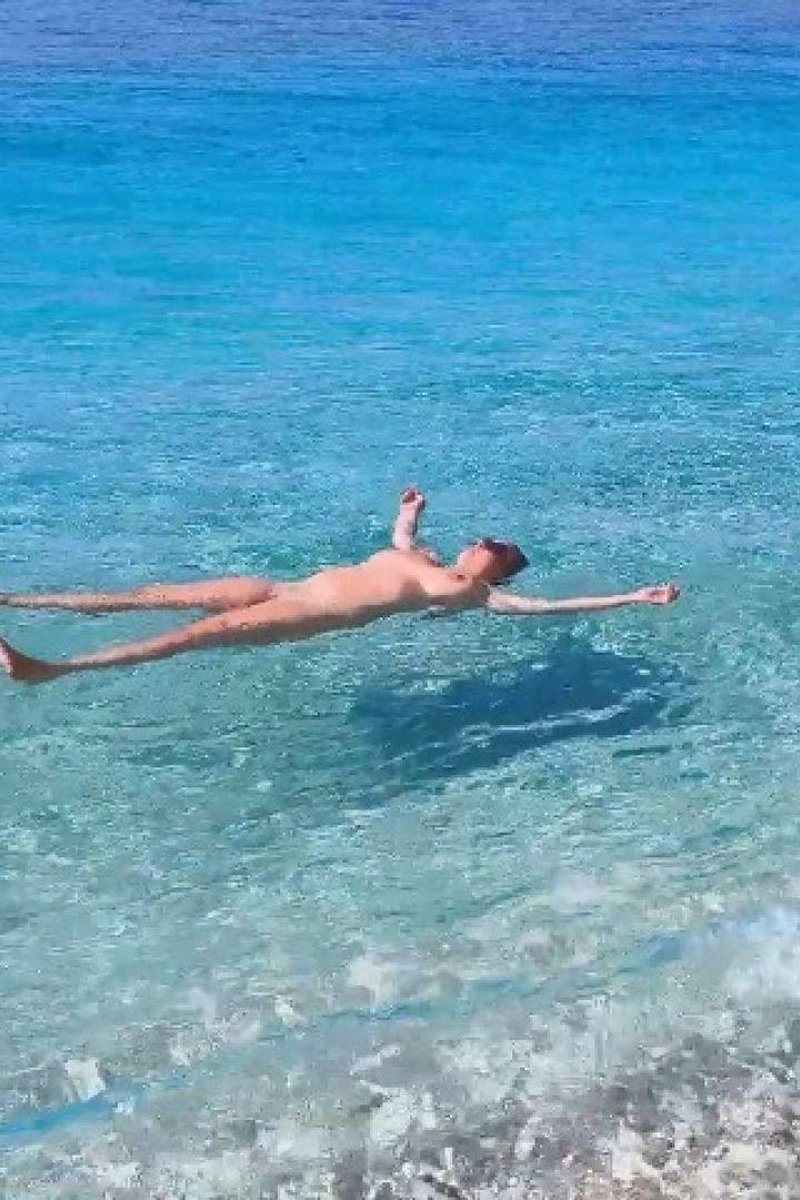 Naked Floating - Screenshot 1 of 4 - Beach