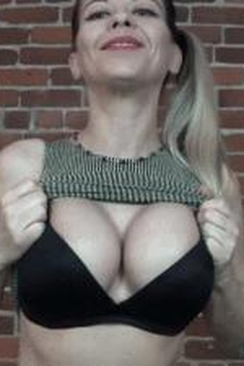 Boob Flash Control - Screenshot 1 of 4 - Femdom