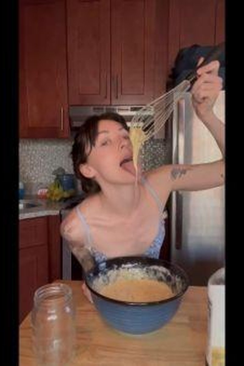 Cupcake Striptease :P - Screenshot 1 of 4 - Baking In Lingerie