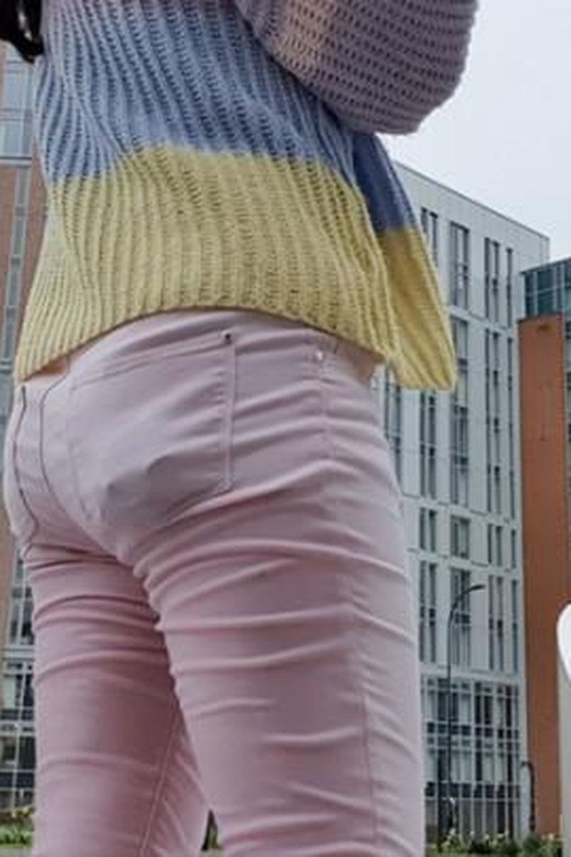 Pink Jeans Urban Outdoor Wetting Peeing - Screenshot 1 of 4 - Golden Shower