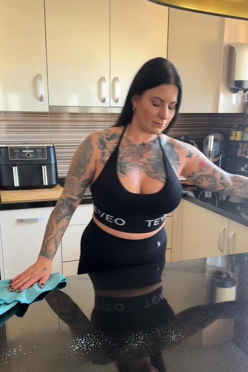 MILF Clean Kitchen - Screenshot 1 of 4 - MILF (30+)