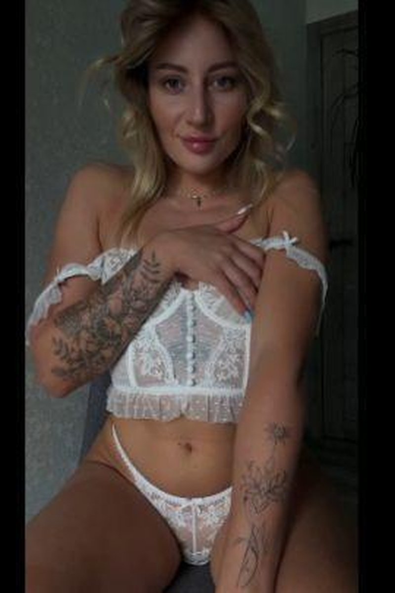 TP-manyvidsjuliamrts-stepsister-is-showing-off-for-the-camera