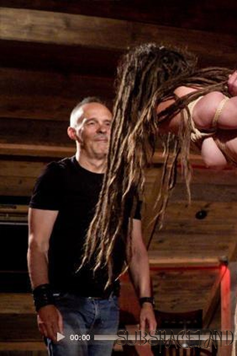 False Modesty - Screenshot 1 of 4 - Ass-slap