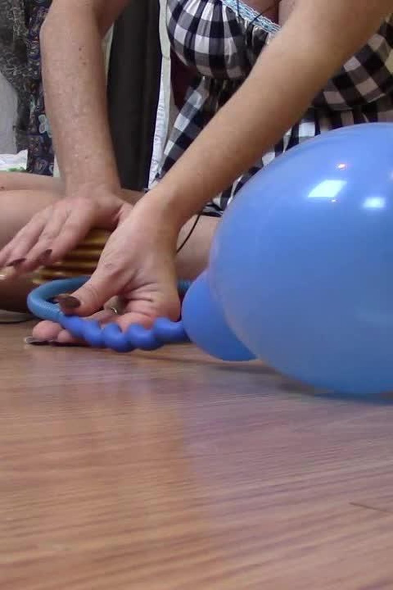 Inflating Balloons - Screenshot 1 of 4 - Blonde Hair (Female)