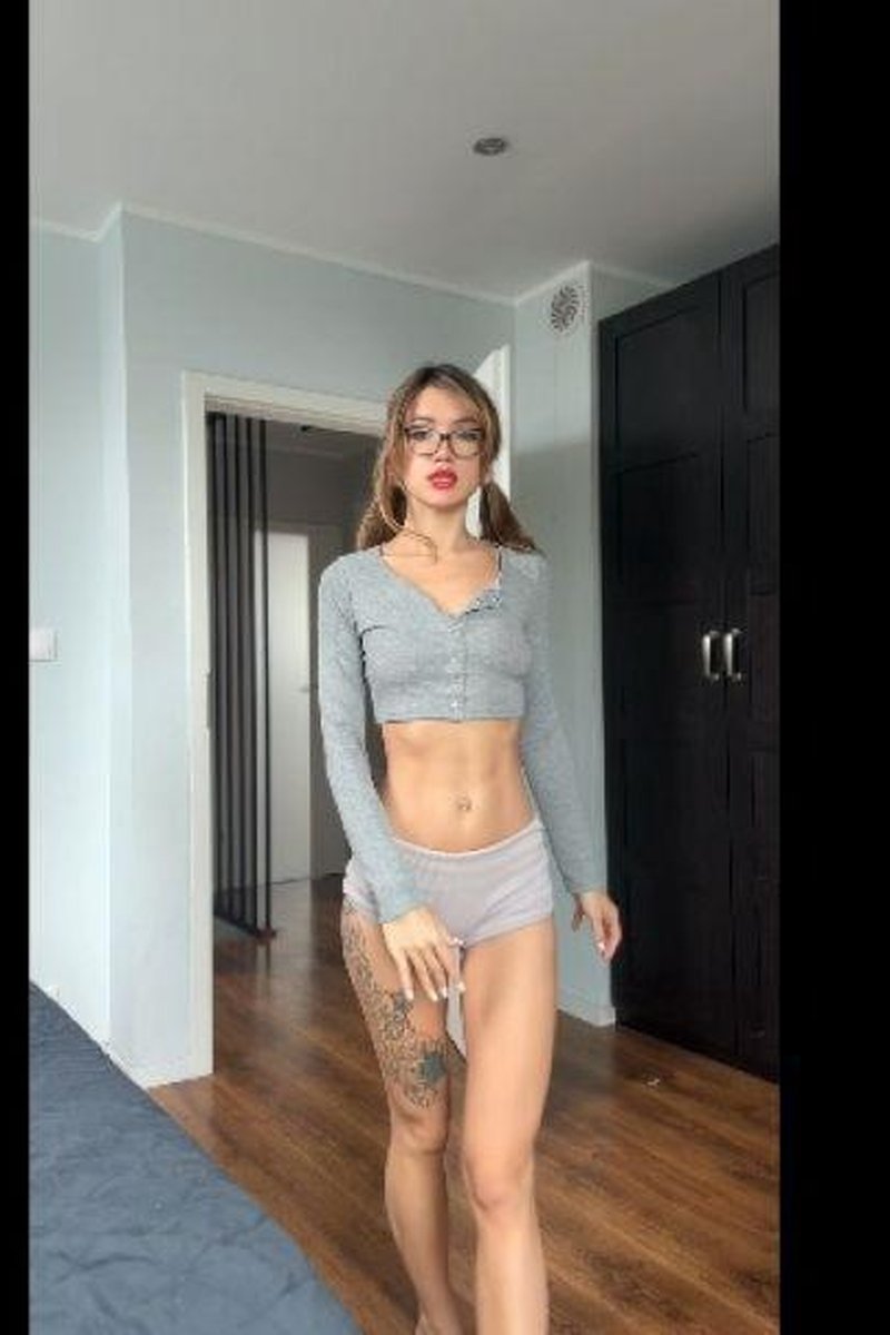 Bellybutton And Ass - Screenshot 1 of 4 - Babes