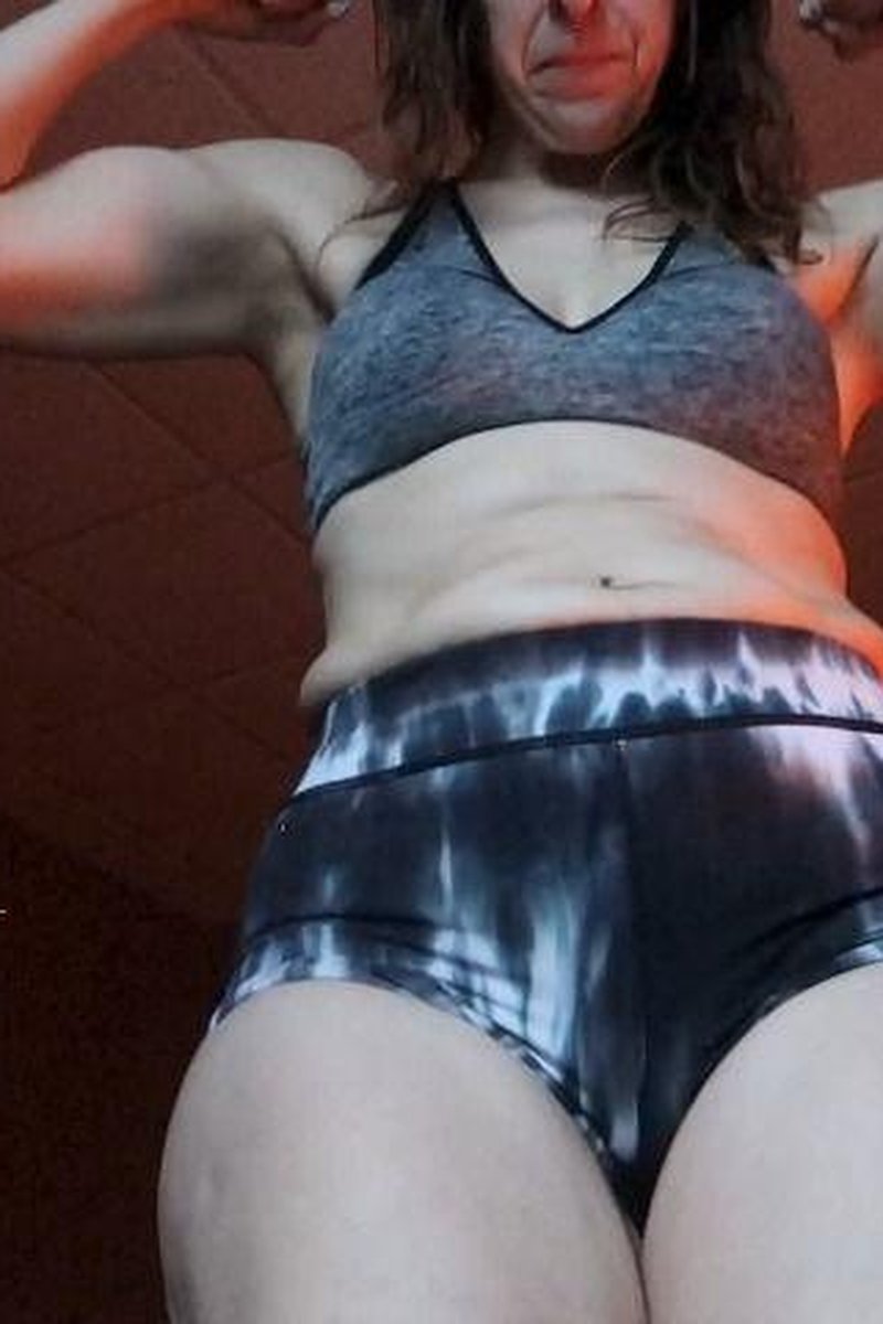 May Flex Show - Screenshot 1 of 4 - MILF (30+)