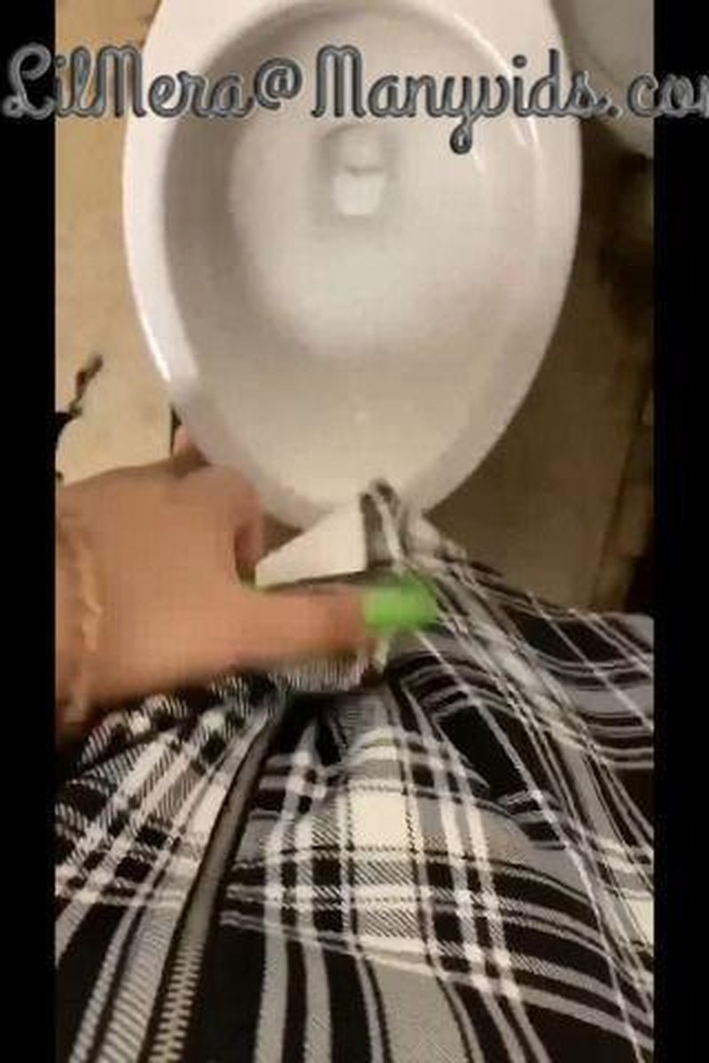 Peeing At Work Compilation - Screenshot 1 of 4 - Asian
