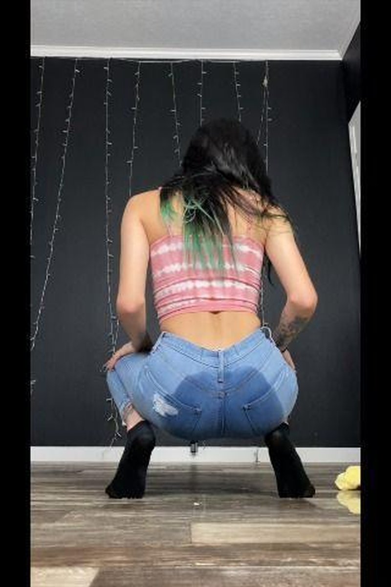 Jeans Wetting - Screenshot 1 of 4 - Golden Shower