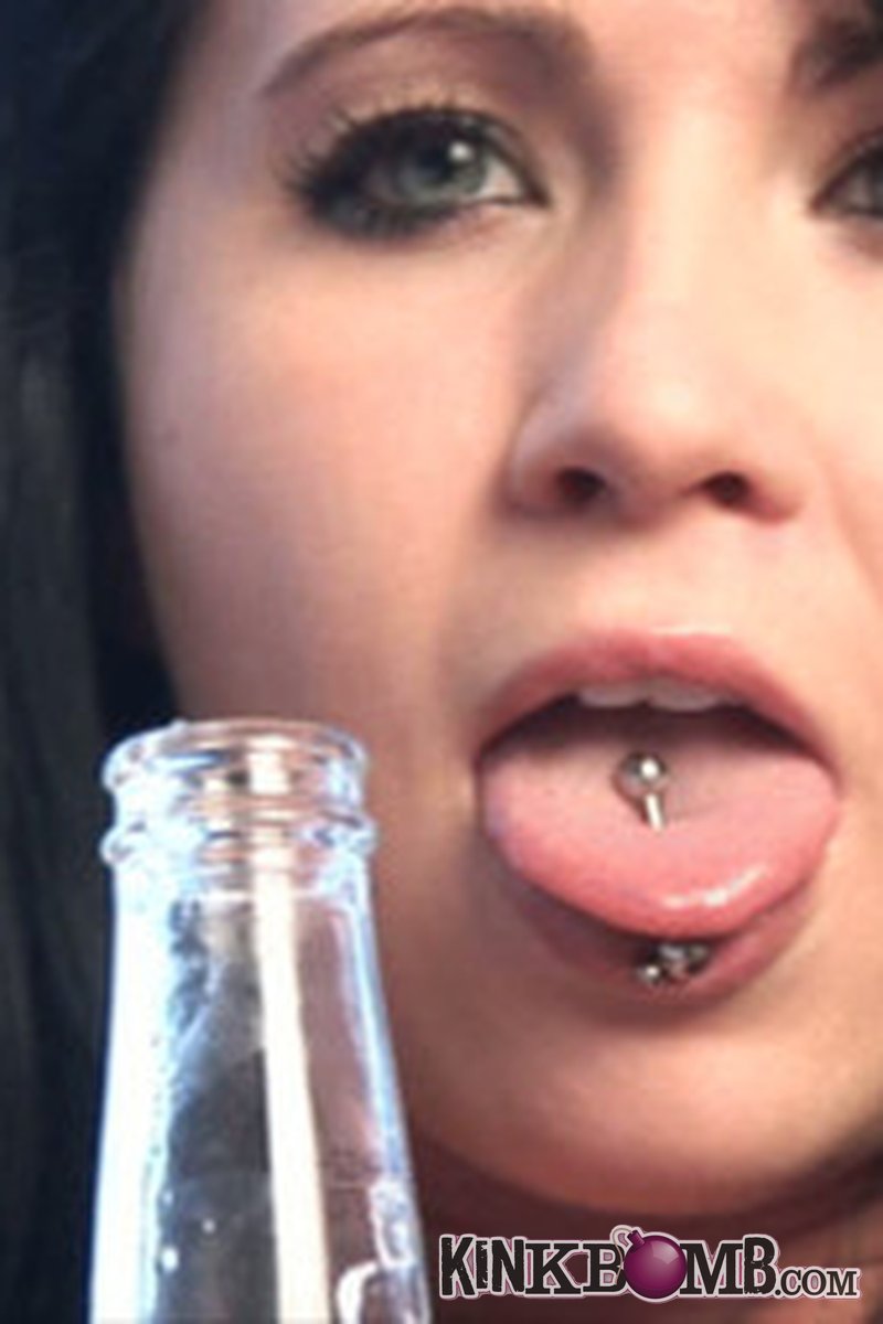 Bratchloe: Worship My Perfect Face Bitch - Screenshot 1 of 4 - Drinking