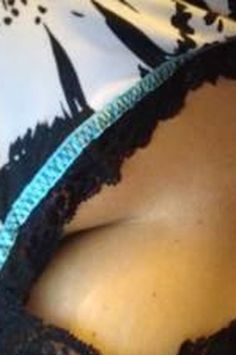 Cleavage - Screenshot 1 of 4 - Medium Tits
