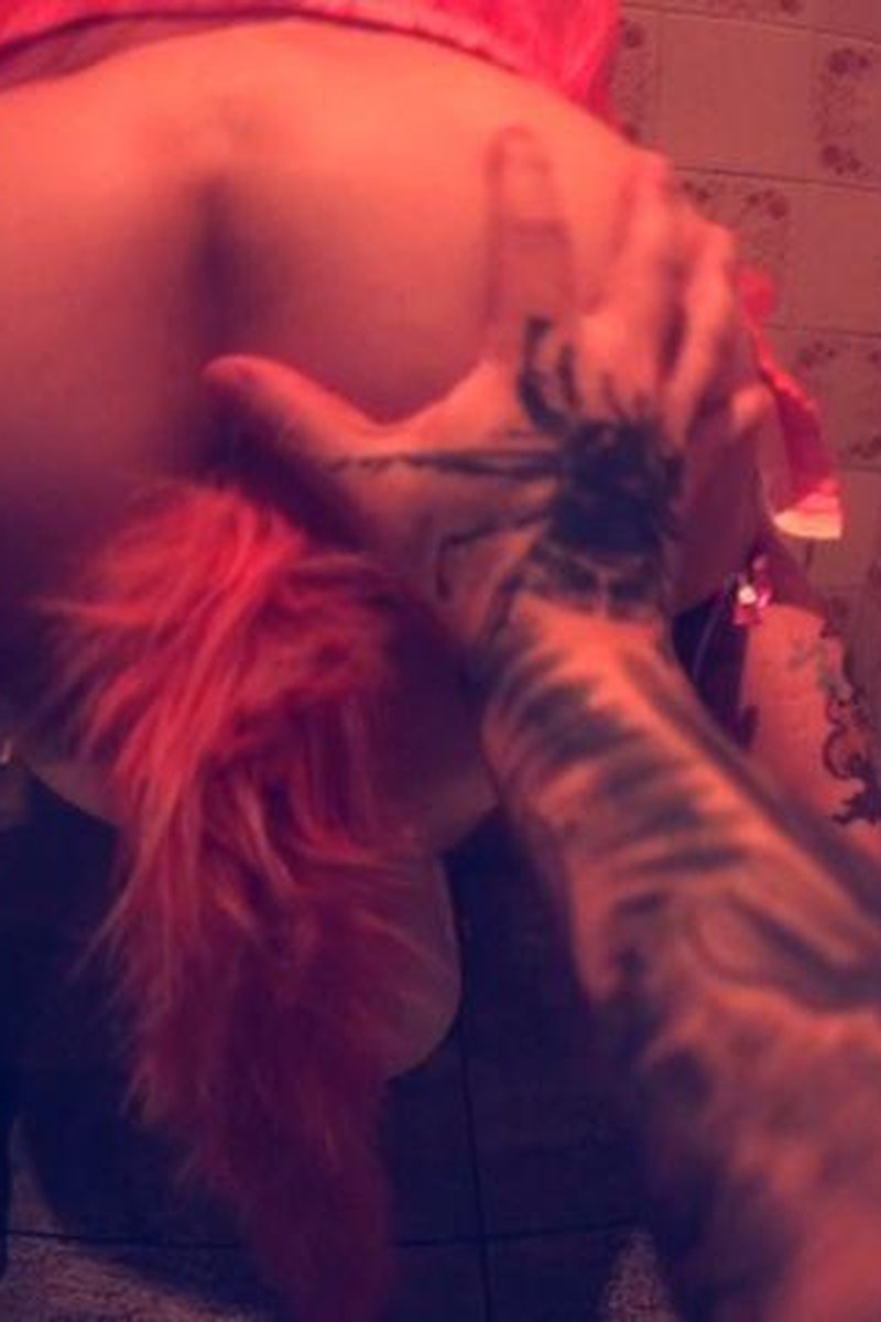Ass Worship In Public - Screenshot 1 of 4 - Anal