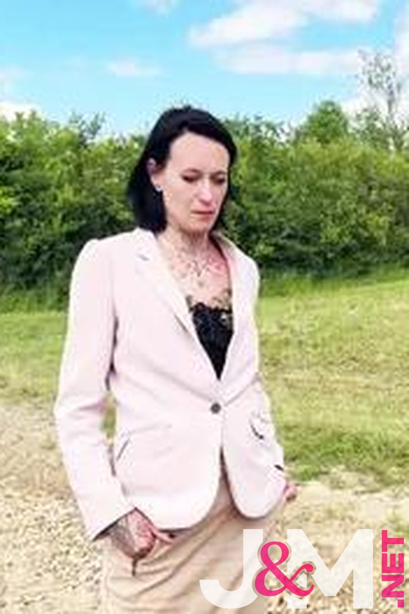 JacquieEtMichelTV – Emilie Knows How To Take Charge