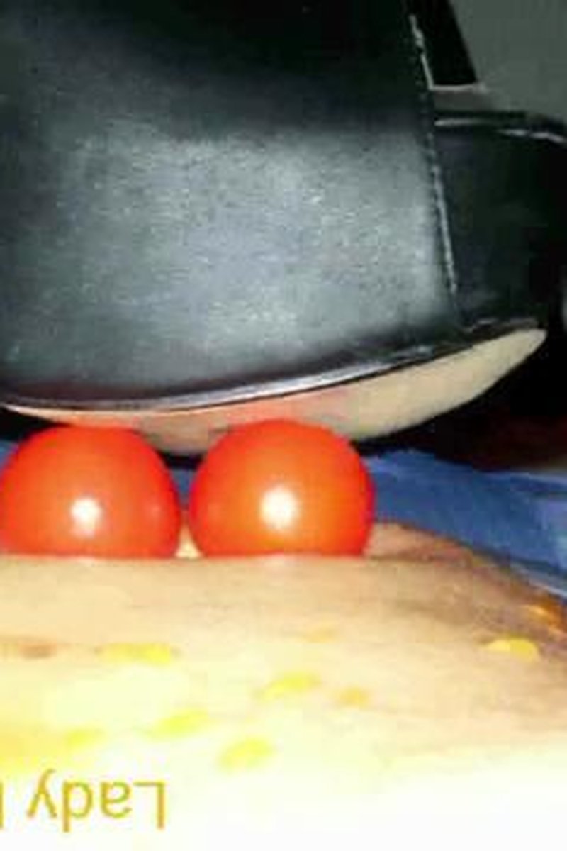 Tomato Crushing - Screenshot 1 of 4 - BDSM