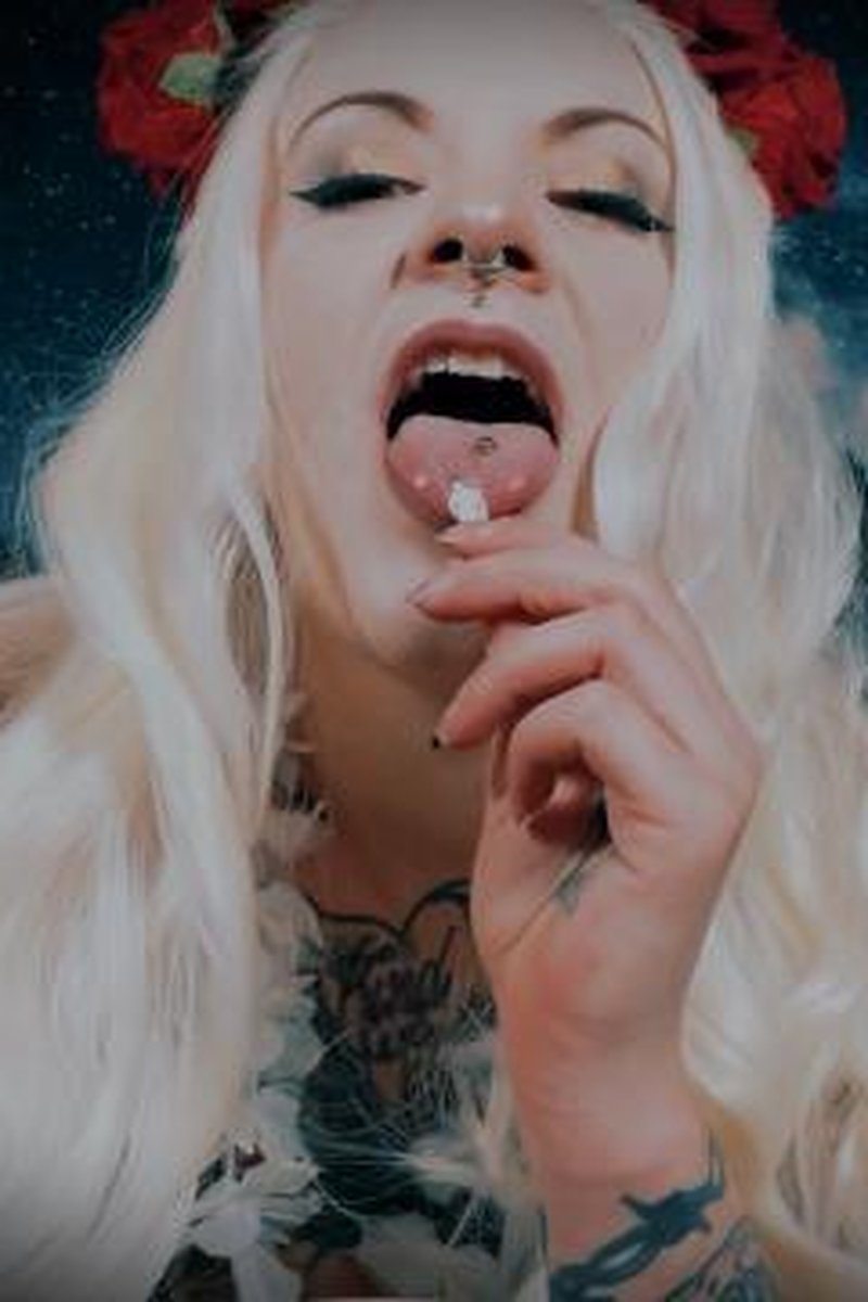 Giantess Torments Multiple Tiny Men - Screenshot 1 of 4 - Babes