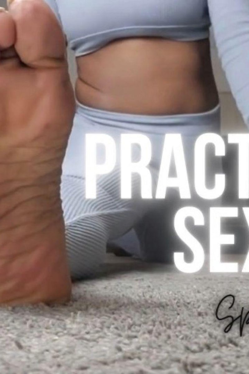 Practicing Sexy Split Stretch - Screenshot 1 of 4 - Foot Fetish