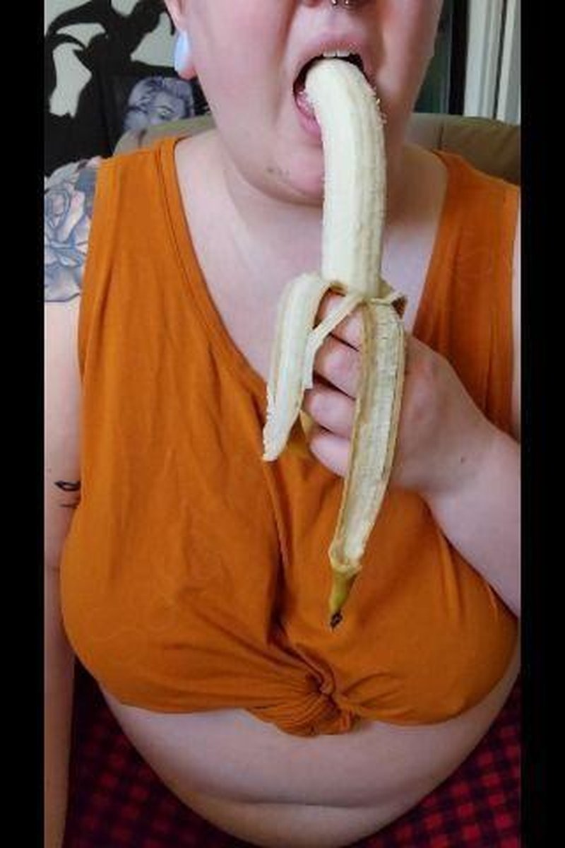 BBW Eats Banana - Screenshot 1 of 4 - BBW