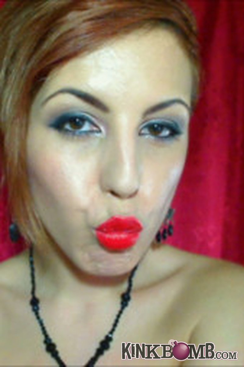 Katrina Vonbad: HD Fish Kisses - Screenshot 1 of 4 - Bitch