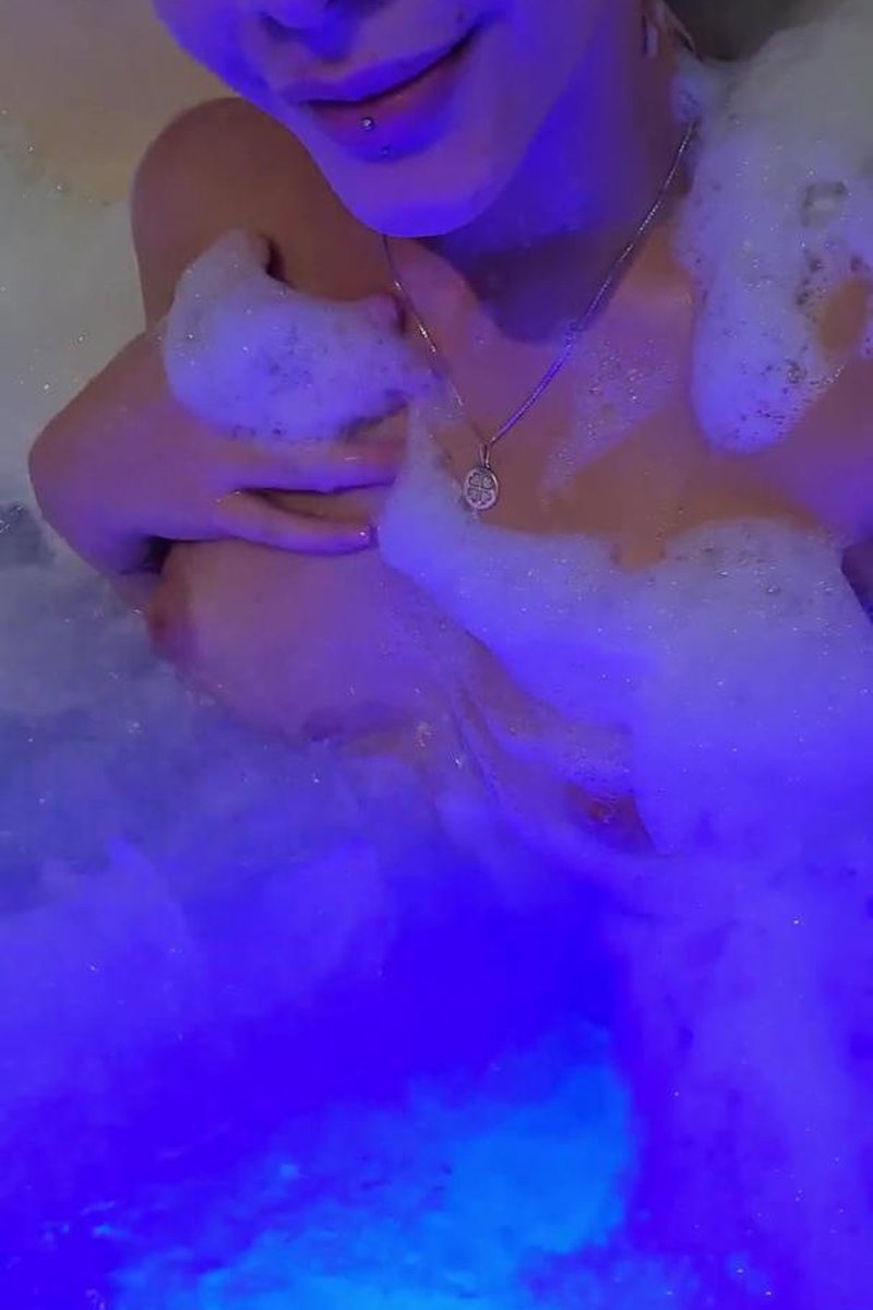 Redhead - Screenshot 1 of 4 - Babes