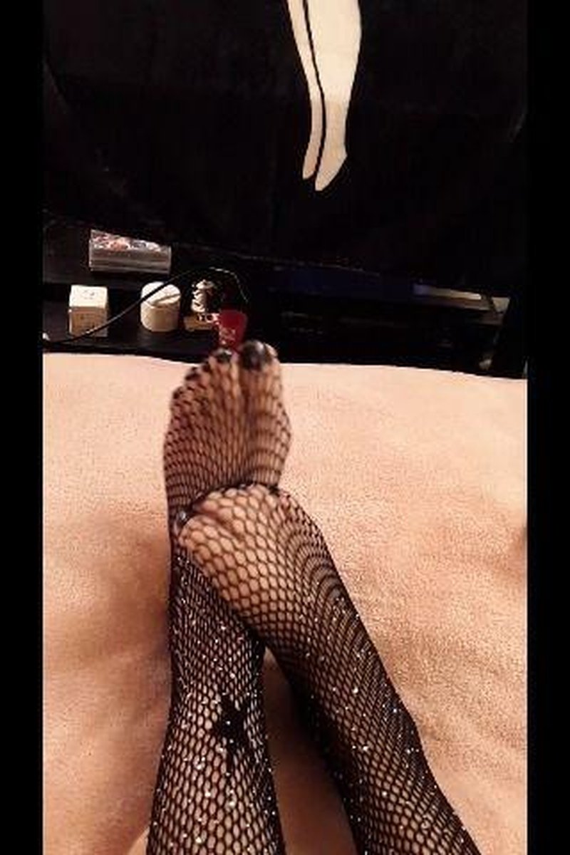 Piggies In The Net And A Kitty Cameo - Screenshot 1 of 4 - Body Worship