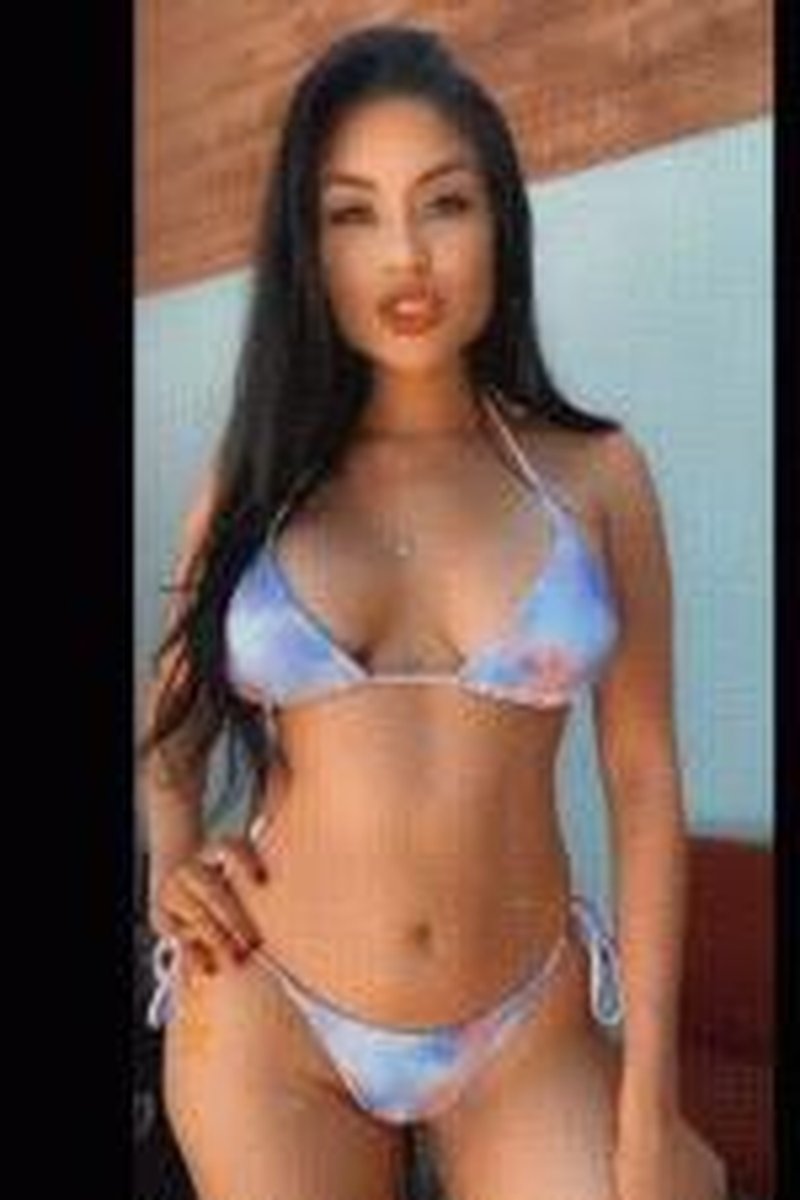 Bikini Spit Down - Screenshot 1 of 4 - Bikini-swimsuit Fetish