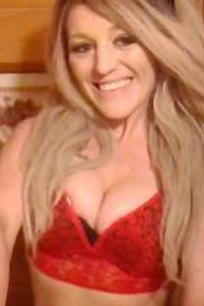 Queen B - Screenshot 1 of 4 - Babes