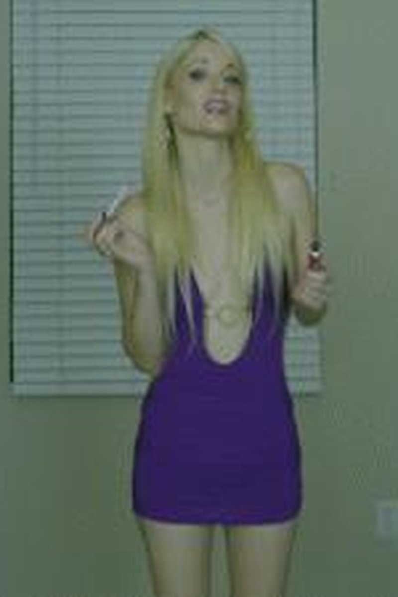 He Won Tiny - Screenshot 1 of 4 - Cross Dressing
