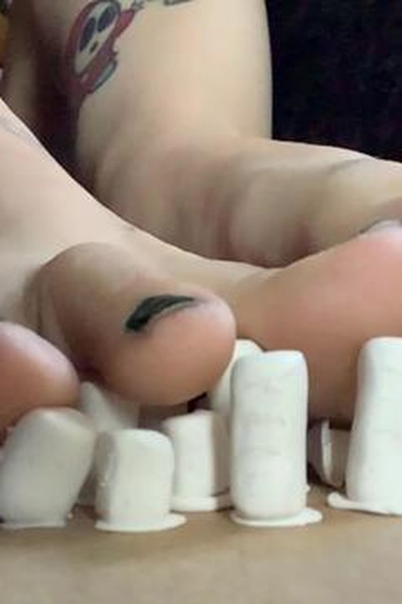 Tiny City Extermination - Screenshot 1 of 4 - Babes