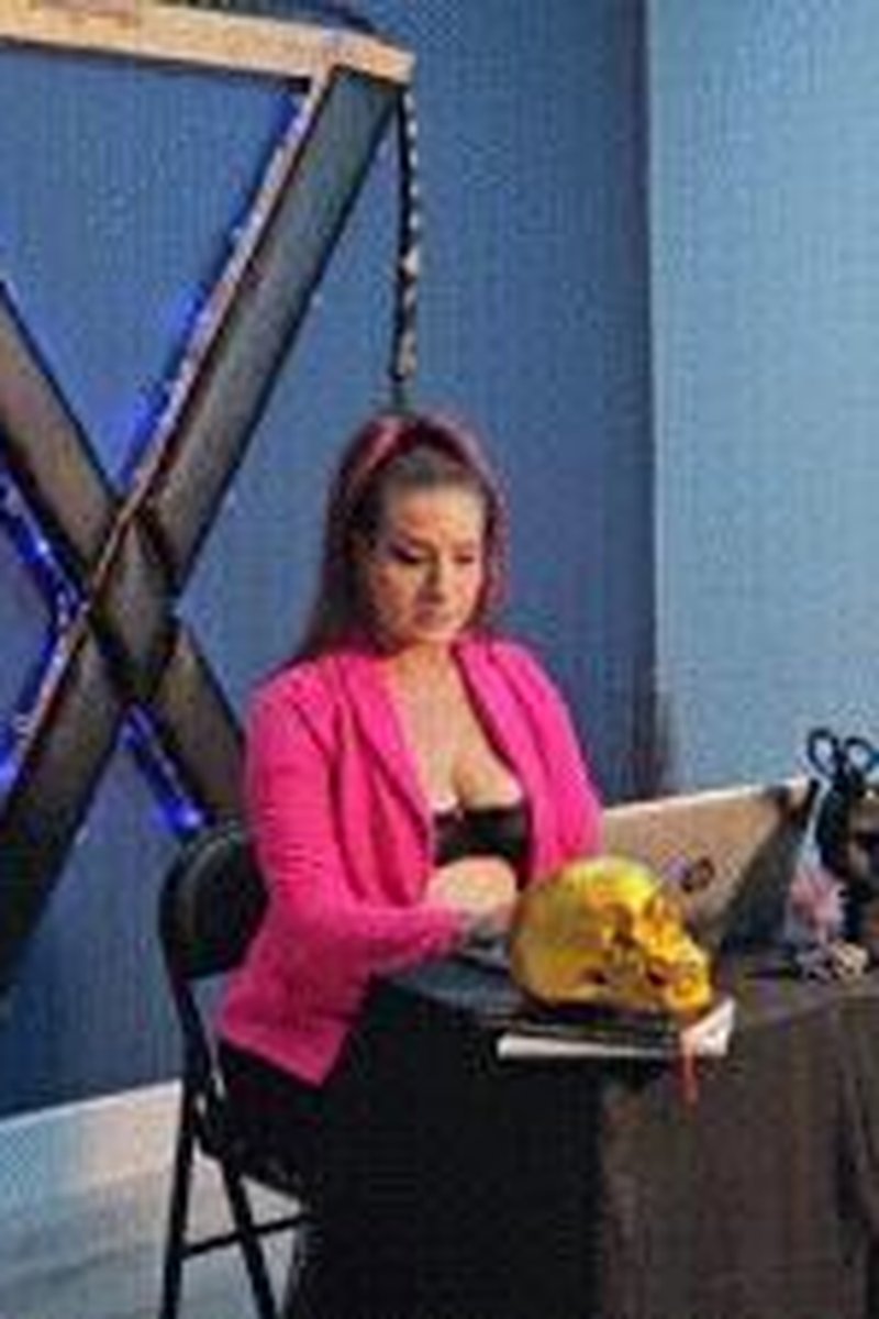 C.E.O - Screenshot 1 of 4 - Combing Hair