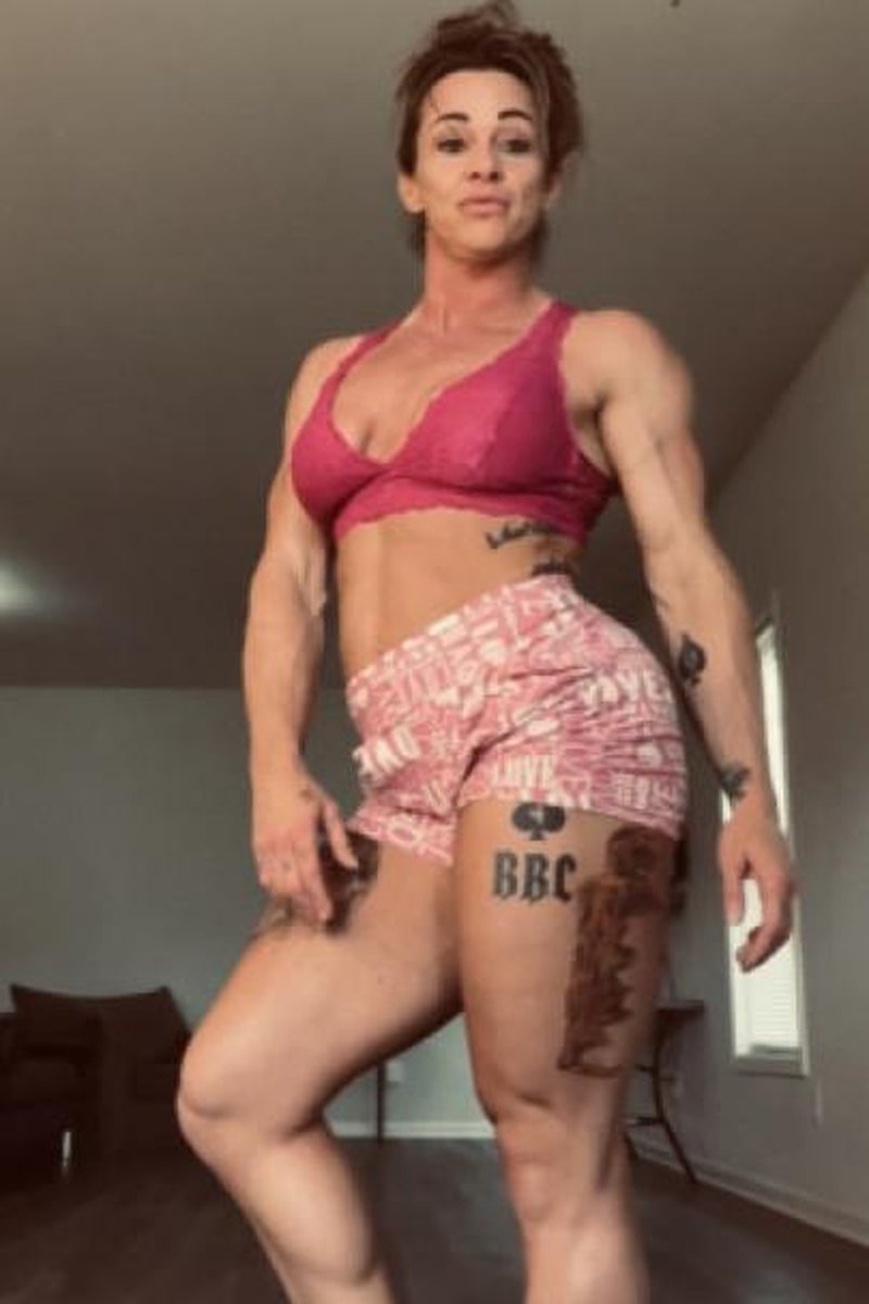 Pose Pose Pose With Simone Steele - Screenshot 1 of 4 - Bodybuilding Fetish