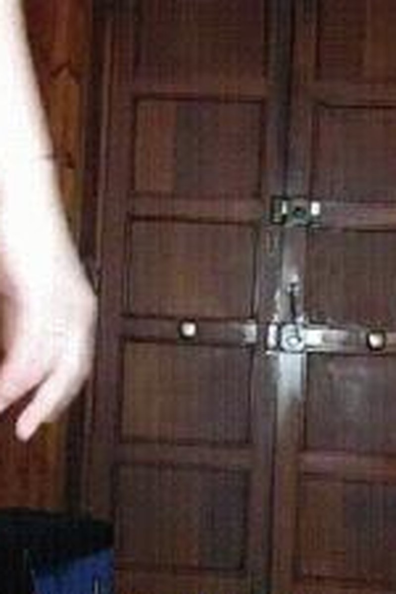 Cuckold Chastity Slave - Screenshot 1 of 4 - Boots
