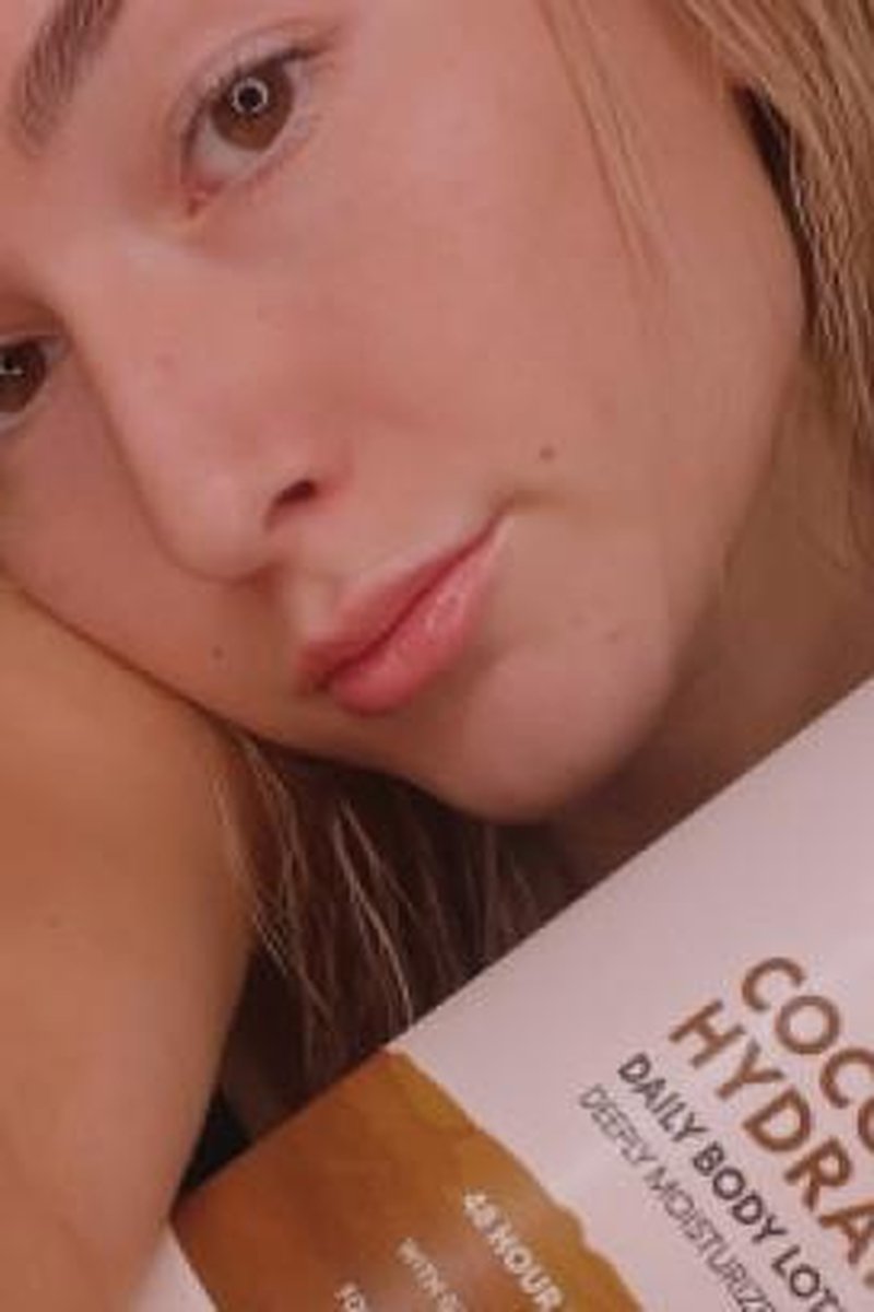 Lotion Queen - Screenshot 1 of 4 - Blonde Hair (Female)