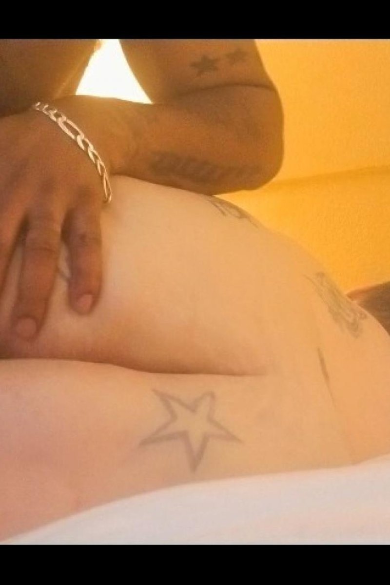 Spreading Ass Cheeks - Screenshot 1 of 4 - Ass Worship