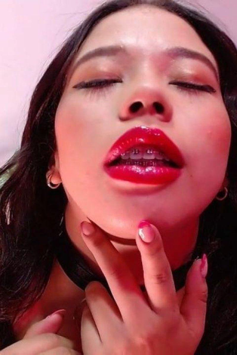 Red Lips - Screenshot 1 of 4 - Blowjob