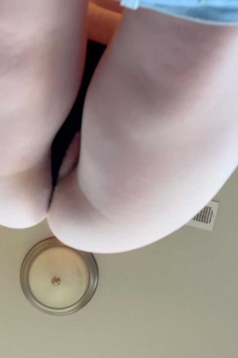 Tiny Toilet - Screenshot 1 of 4 - Fetish