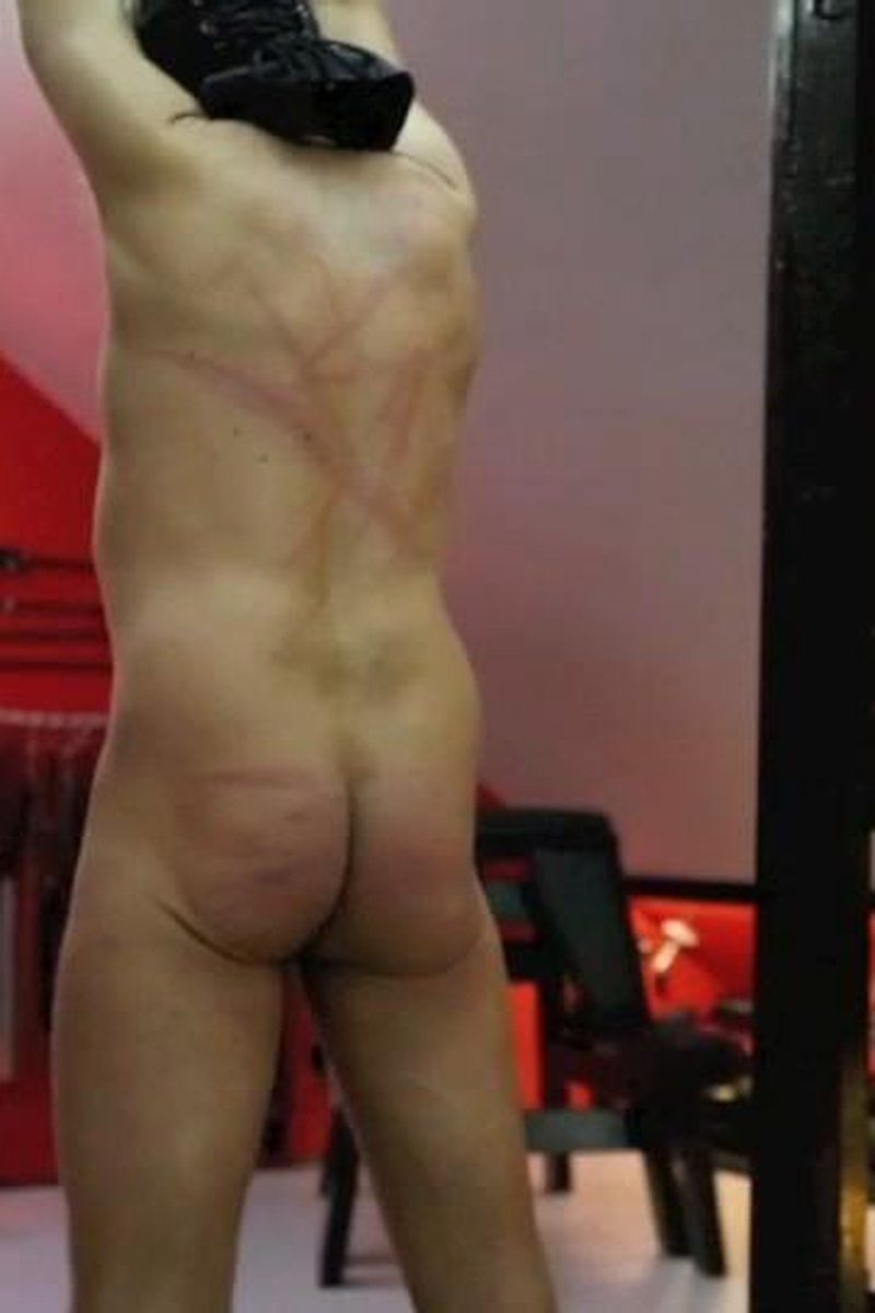 Into Tears - Screenshot 1 of 4 - BDSM