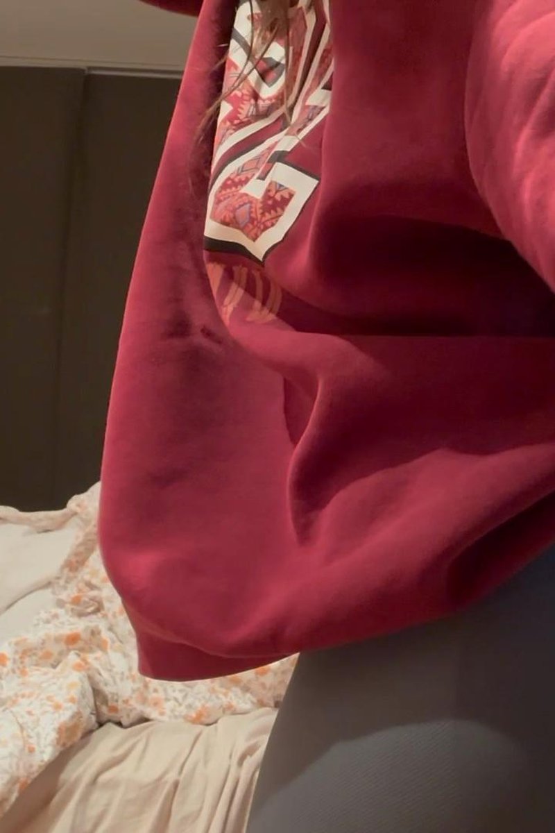 Sweatpants Teasing - Screenshot 1 of 4 - Brown Hair