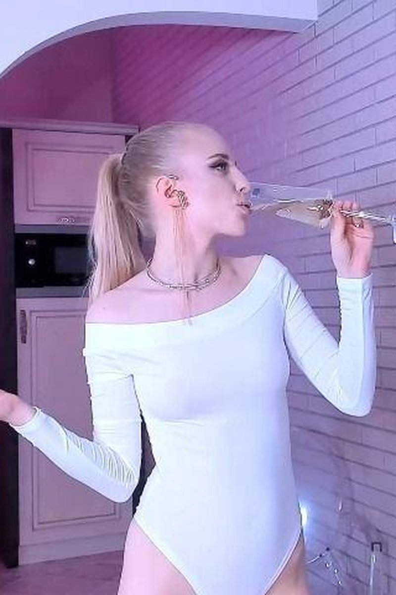 Dancing Queen - Screenshot 1 of 4 - Blonde Hair (Female)