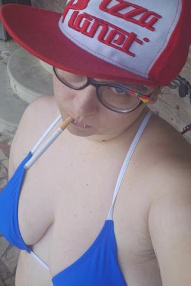 Bikini Smoking - Screenshot 1 of 4 - Alternative Girl