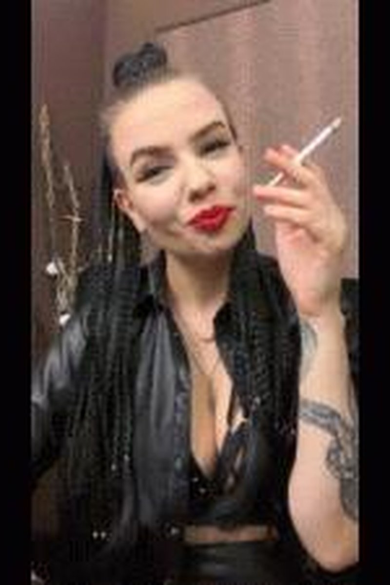 Smokin Close - Screenshot 1 of 4 - Big Tits