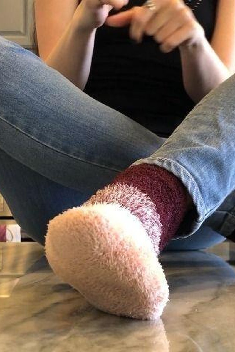 Countertop JOI - Girl With Webbed Toes - Screenshot 1 of 4 - Foot Fetish