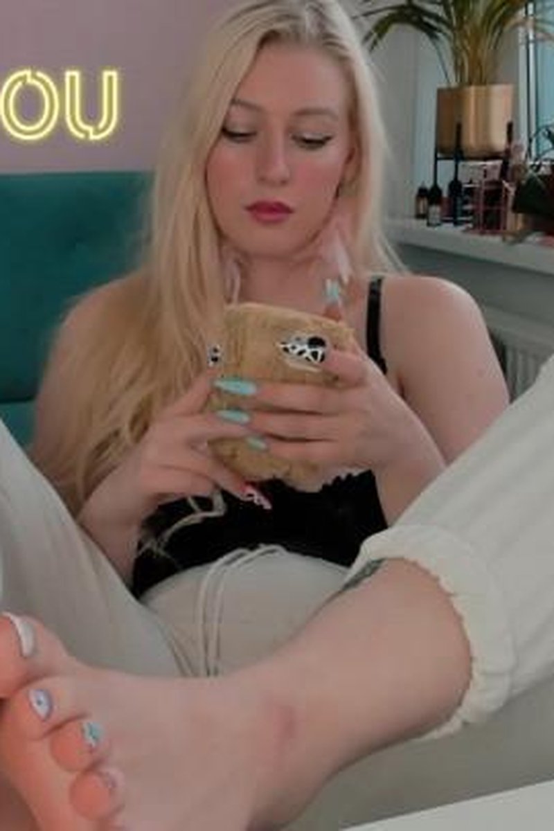 Ignoring You - Screenshot 1 of 4 - Bitch