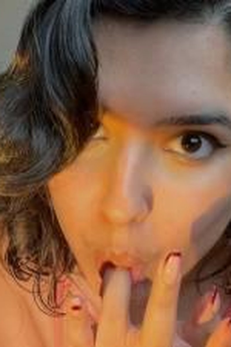 Applying Lipgloss - Screenshot 1 of 4 - Babes