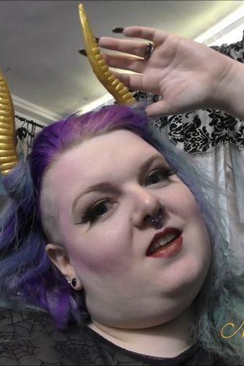 Demonic Nail Tapping - Screenshot 1 of 4 - Cosplay