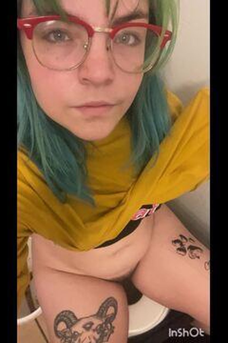 Pee Compilation - Screenshot 1 of 4 - Amateur Pee