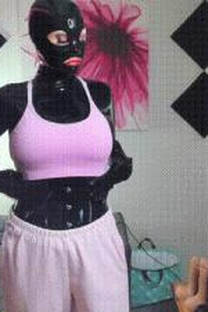 Pink & Black - Screenshot 1 of 4 - Babes