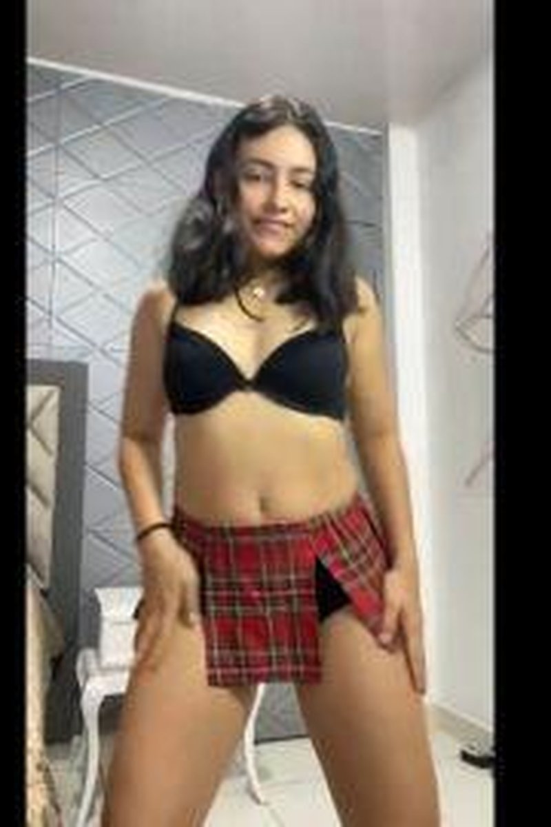 Urban Striptease - Screenshot 1 of 4 - Latin Woman