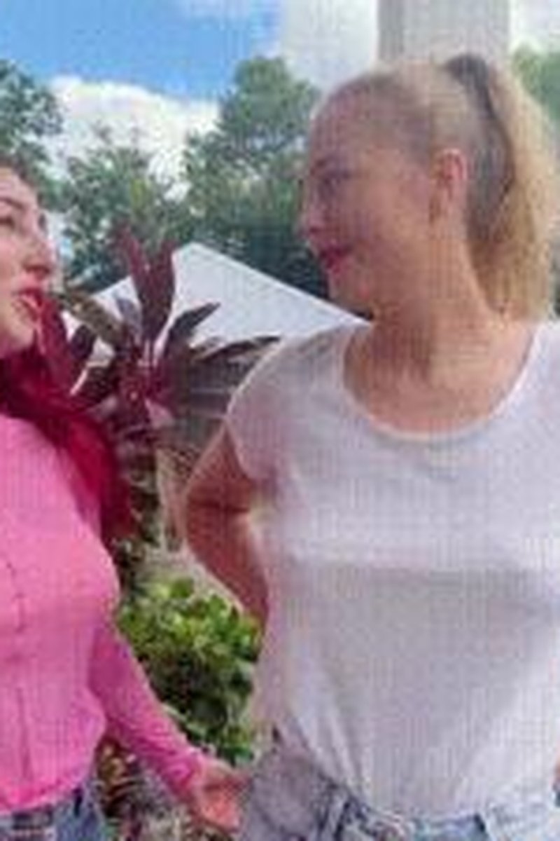 Oeps... Wij Plassen In Onze Jeans - Screenshot 1 of 4 - Fetish